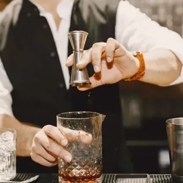 16 "Polite" Habits Bartenders Secretly Dislike - and What to Do Instead
