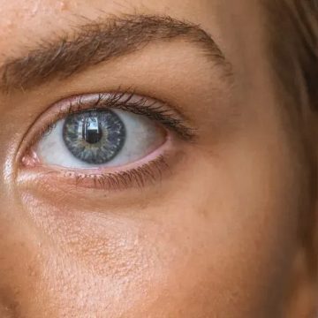 The 6 Subtle Body Language Mistakes That Instantly Make People Distrust You
