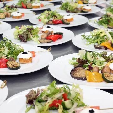 Behind the Kitchen Door: 10 Things Buffet Workers Wish You Would Stop Doing