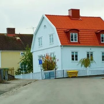 10 Red Flags Realtors Spot the Moment They Step Into a Home That Has Been Overpriced