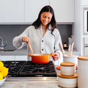 The "Am I Old?" Food Edition: 7 Micro-Habits in the Kitchen That Prove You're Officially Old-Fashioned