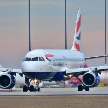 11 Things You Do at the Airport Gate That Flight Attendants Notice First