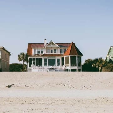 8 Red Flags Home Inspectors Notice the Second They Open the Door