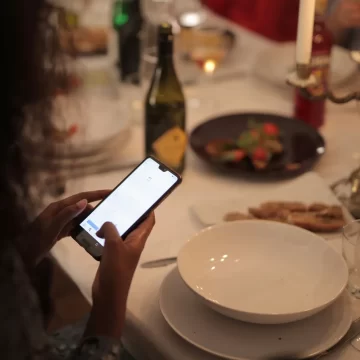 11 Things Etiquette Experts Say You Should Never Do at a Dinner Party