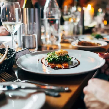 9 Red Flags Waiters Notice the Second a Table Sits Down