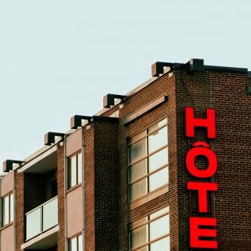 8 Check-In Habits That Quickly Mark a Seasoned Hotel Guest