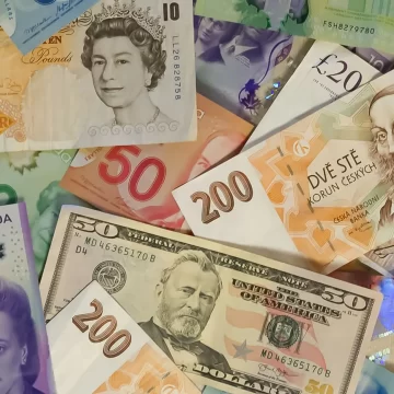 Don't Exchange Currency at the Airport Until You Read This Warning