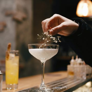9 Ordering Habits Bartenders Say Mark You as a Tourist Instantly