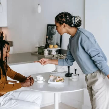 If Your Partner Does These 8 Things in Public, Relationship Experts Say It's a Red Flag