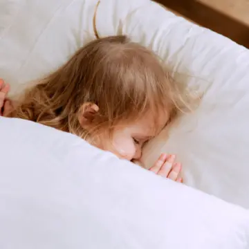 12 Signs of Jet Lag Toddlers Often Show Instead of Saying They're Tired